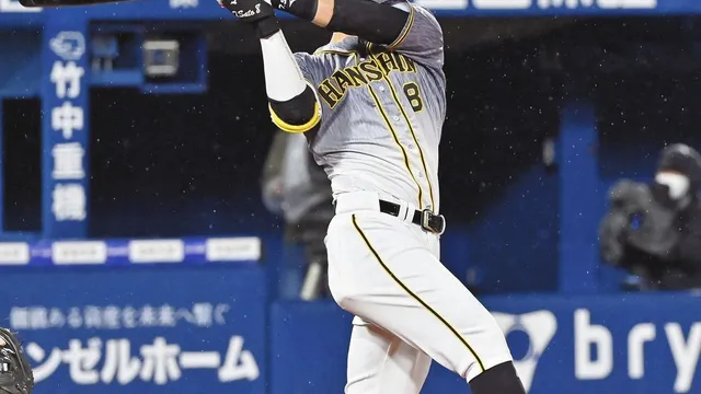 【野球】感動の瞬間！ホームランボールを子供に渡すおじさんの行動が素晴らしい！