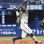 【野球】感動の瞬間！ホームランボールを子供に渡すおじさんの行動が素晴らしい！